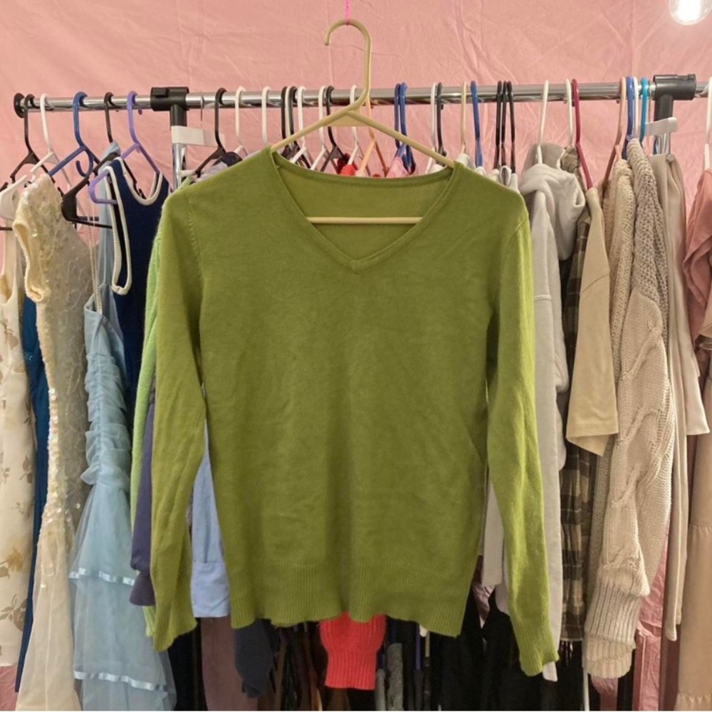 Unbranded Vintage khaki/olive green v neck sweater/shirt